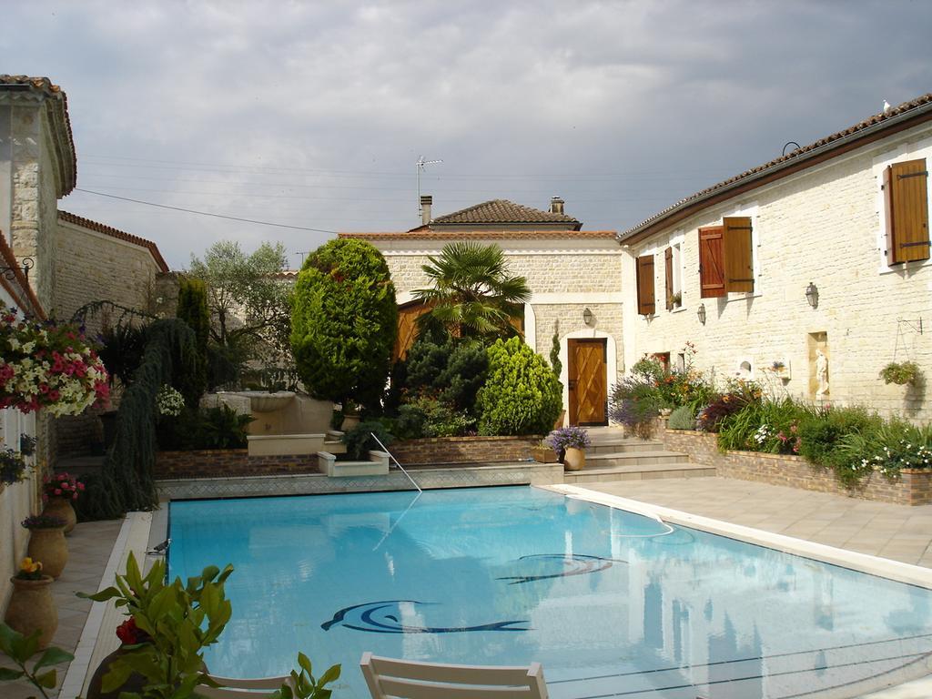 Bed and Breakfast La Fontaine Des Arts Mansle-les-Fontaines Exterior foto